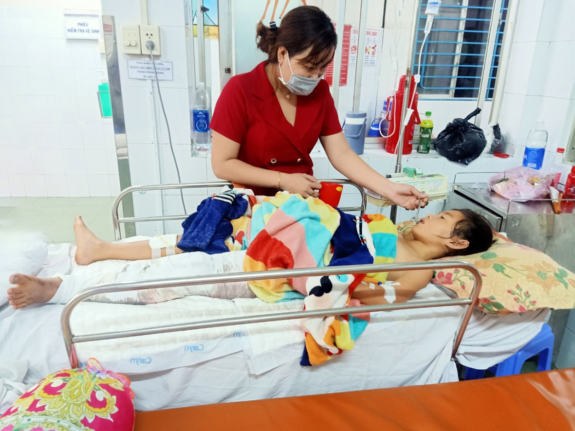 Em Nguyễn Lê Anh Thư mong có chi phí phẫu thuật chân